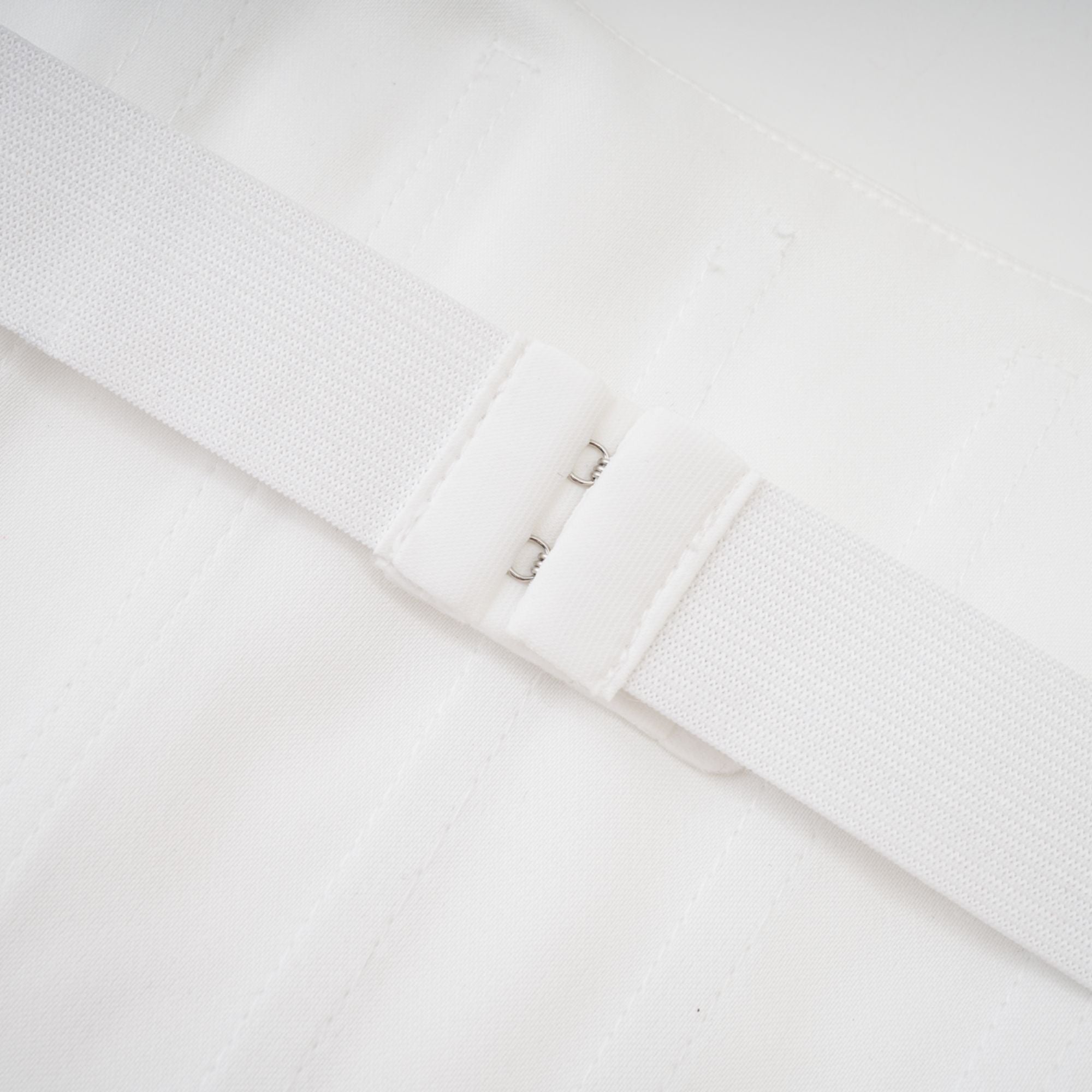 Vestido mini blanco Melisande con adornos brillantes, diseño elegante y ajustado, para ocasiones especiales.