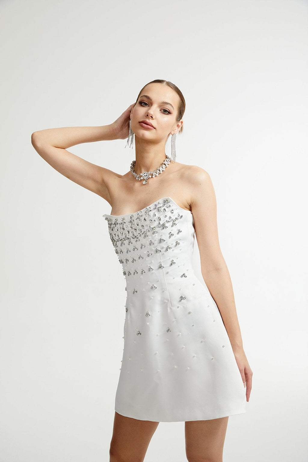 Vestido mini blanco de la marca Final Sale con detalles decorativos, disponible en la venta final en Estados Unidos.