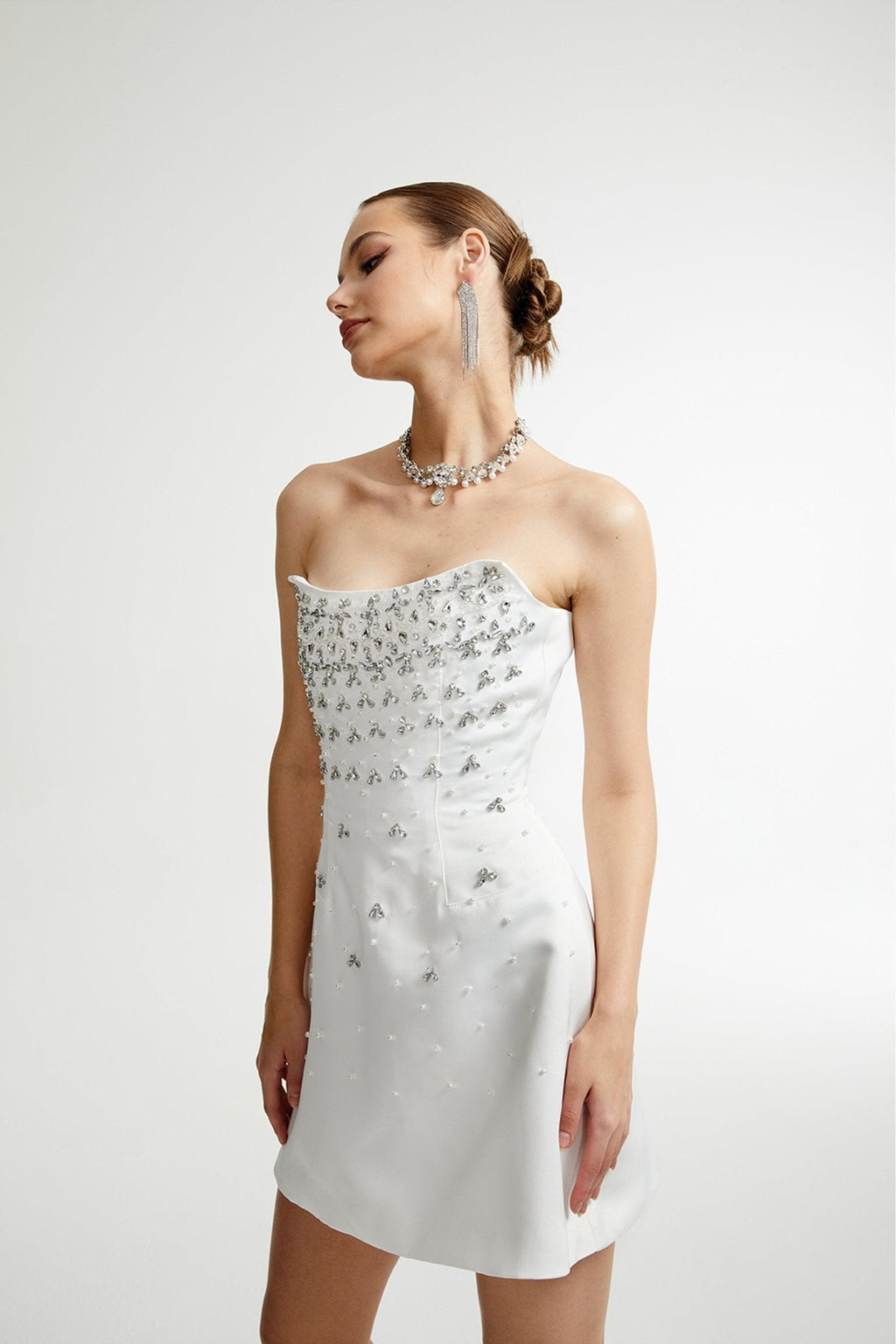 Vestido mini blanco con detalles embellish en la parte superior, de la marca Final Sale, mostrado en la imagen.