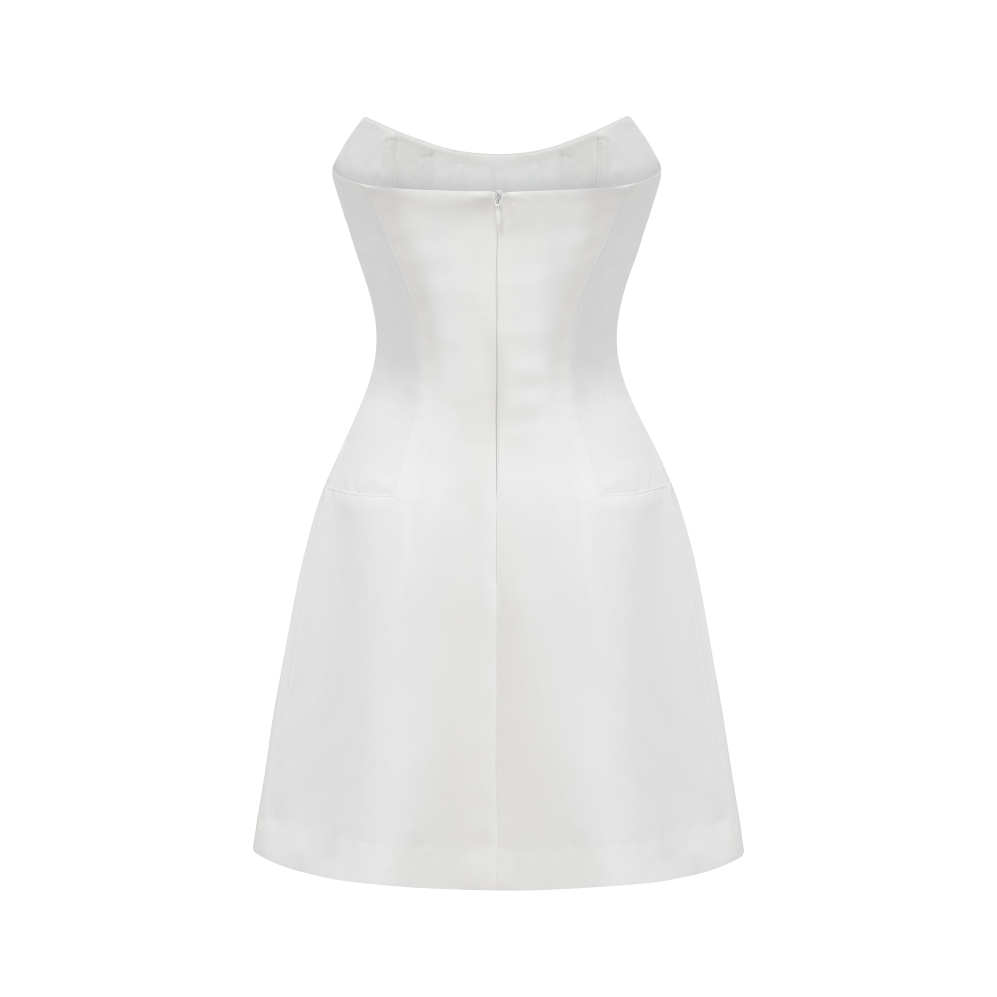 Vestido mini blanco de la marca Final Sale con detalles decorativos, diseñado para ocasiones elegantes.