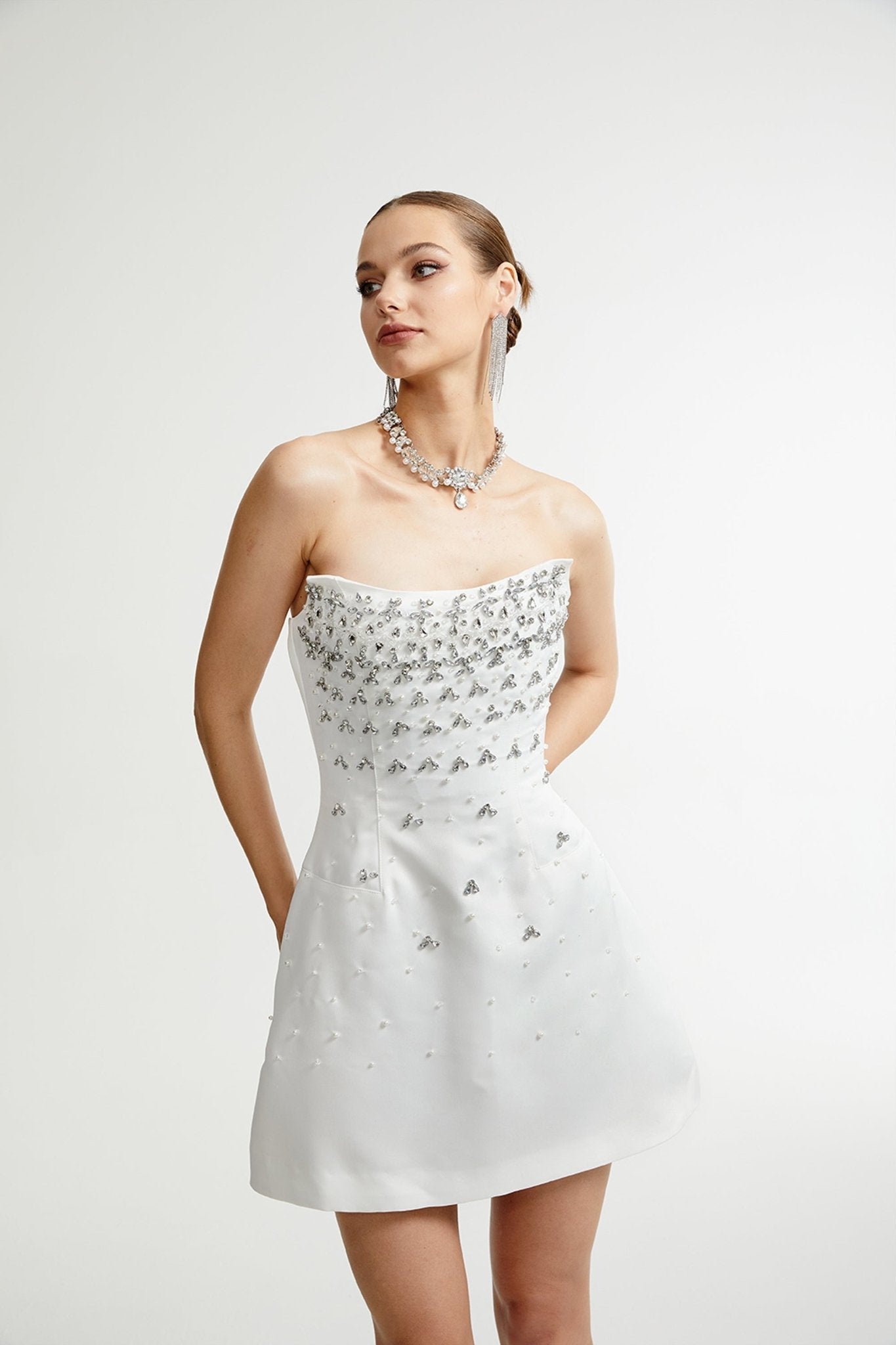 Vestido mini blanco Melisande con adornos brillantes y detalles elegantes, diseñado por Final Sale para ocasiones especiales.