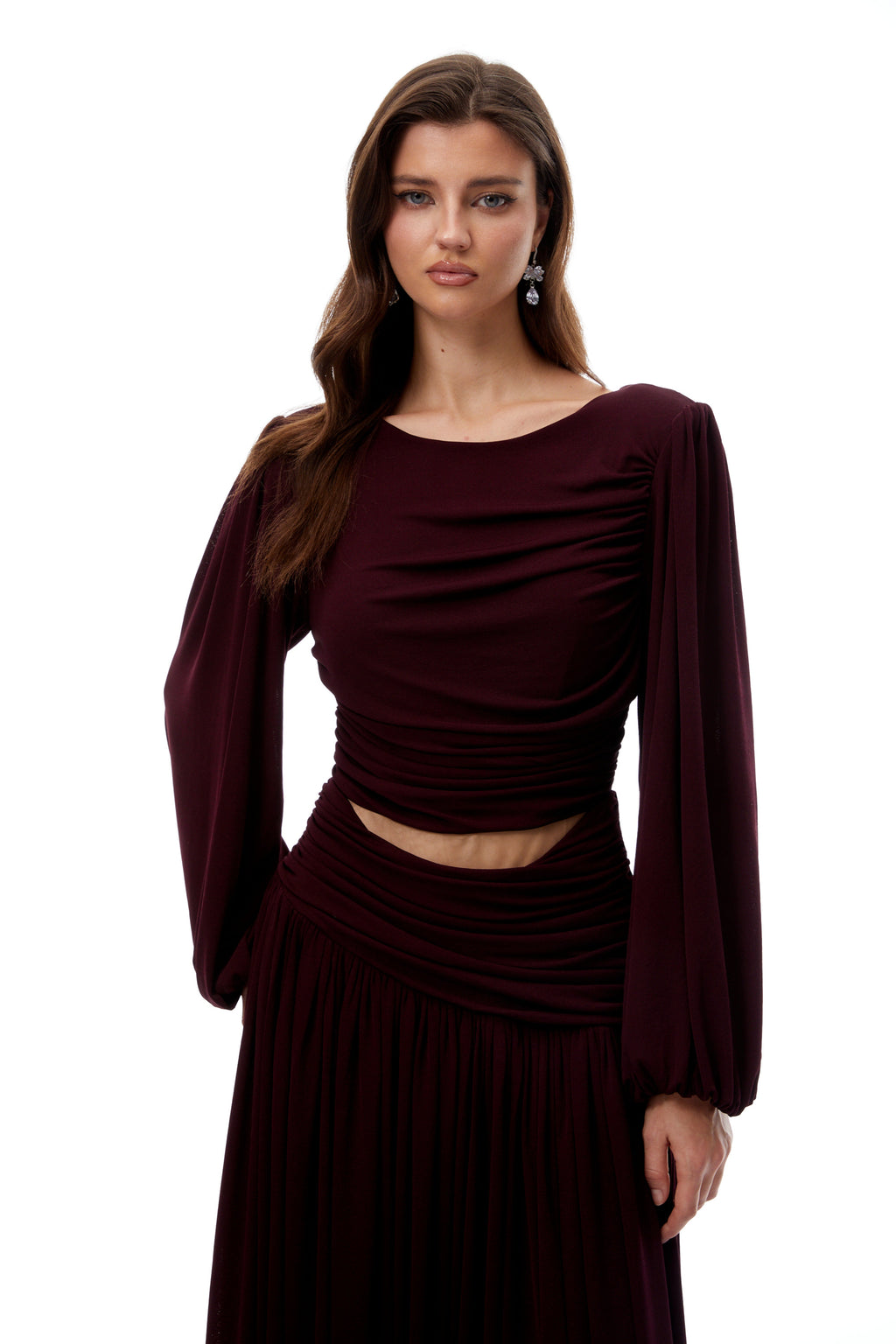 Vestido midi burgundy Fiorella con recortes y detalles fruncidos, diseñado por Final Sale, lucido en la imagen.