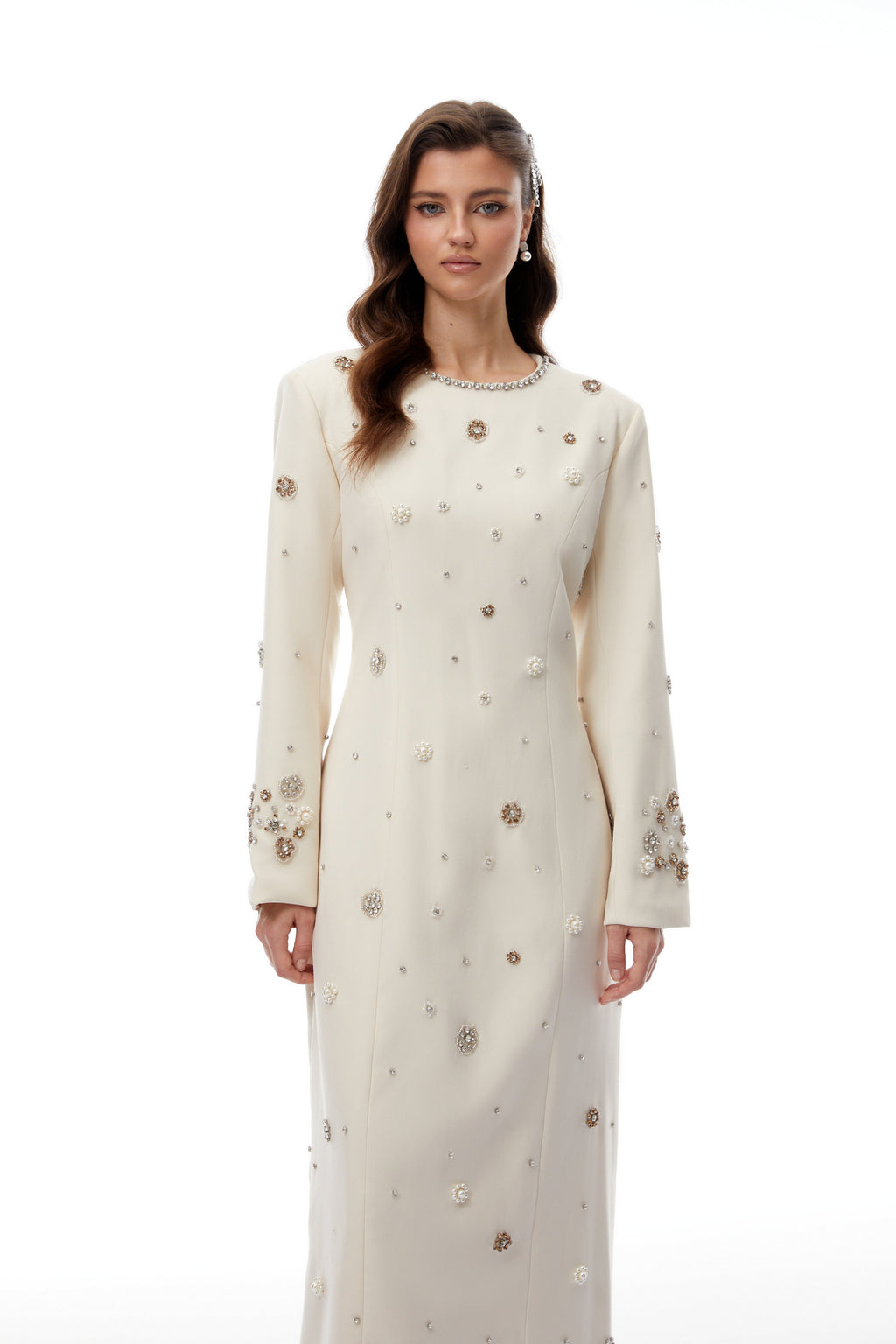 Vestido maxi blanco y crema de brillantes de la marca Final Sale, con adornos completos y estilo elegante para ocasiones especiales.