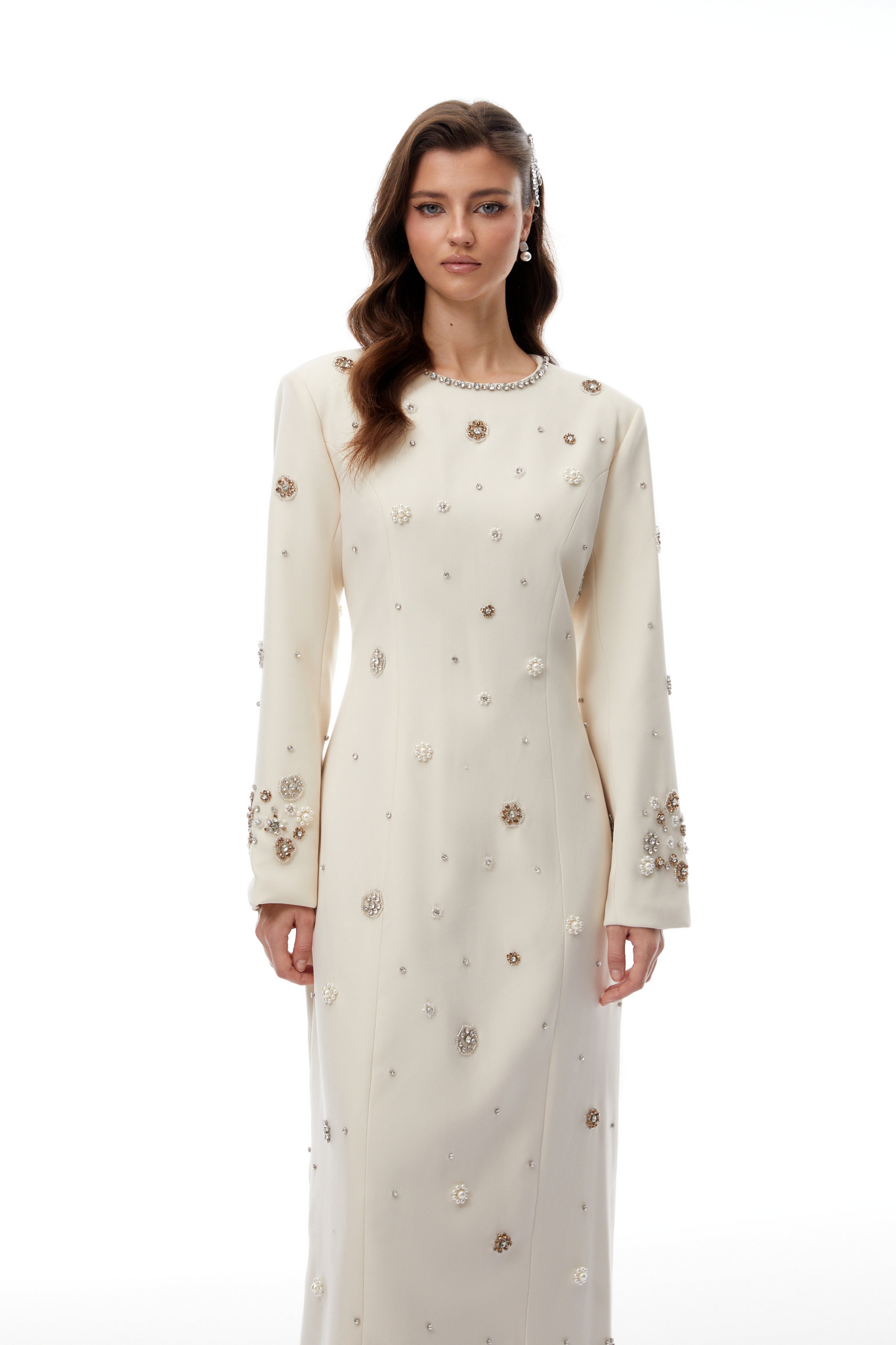 Vestido maxi blanco y crema de brillantes de la marca Final Sale, con adornos completos y estilo elegante para ocasiones especiales.