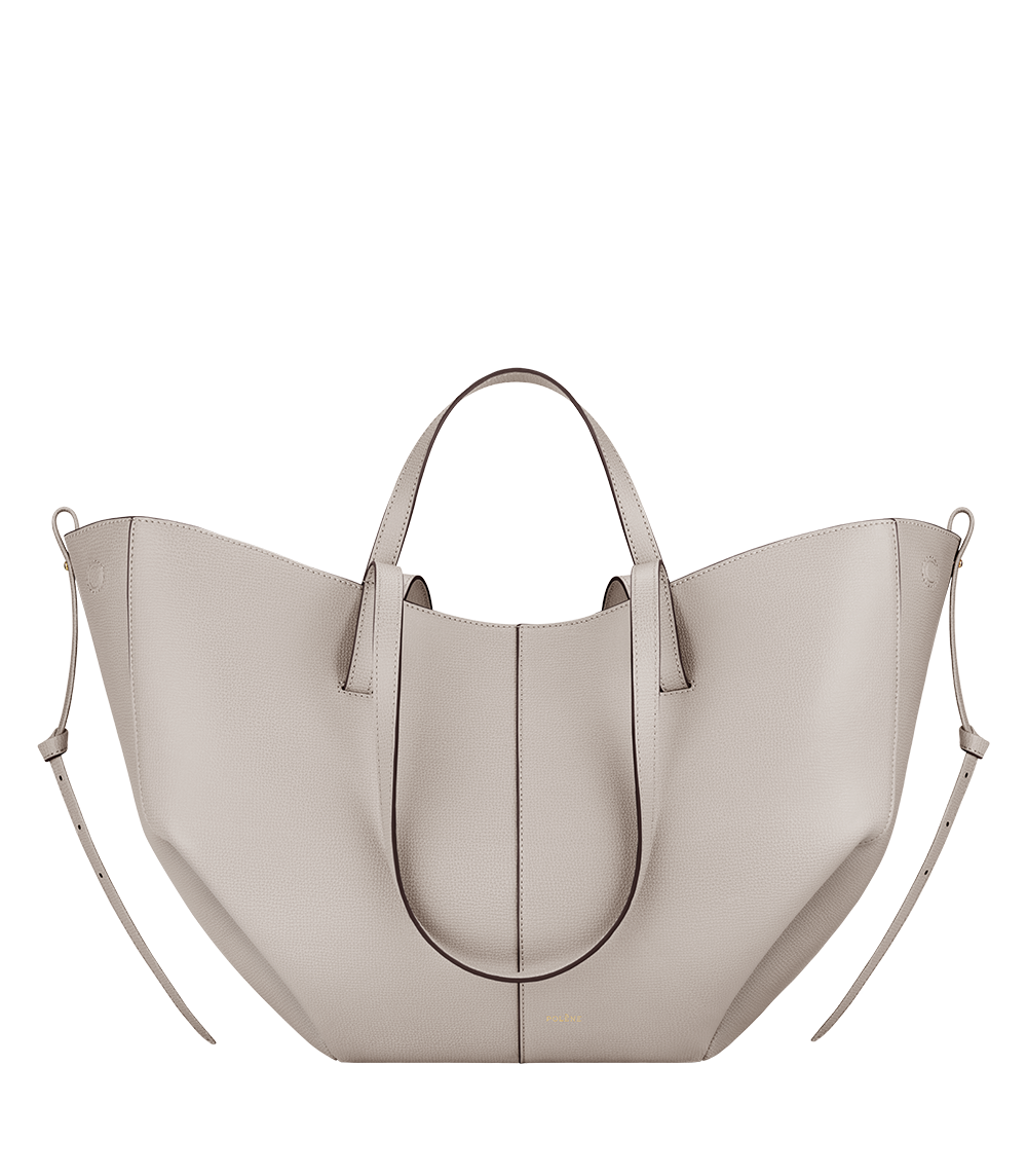 Bolso de mano Polène Cyme Bruma Piel Granulada, vista frontal del embalaje con textura de piel granulada en color suave.