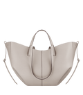 Bolso de mano Polène Cyme Bruma Piel Granulada, vista frontal del embalaje con textura de piel granulada en color suave.