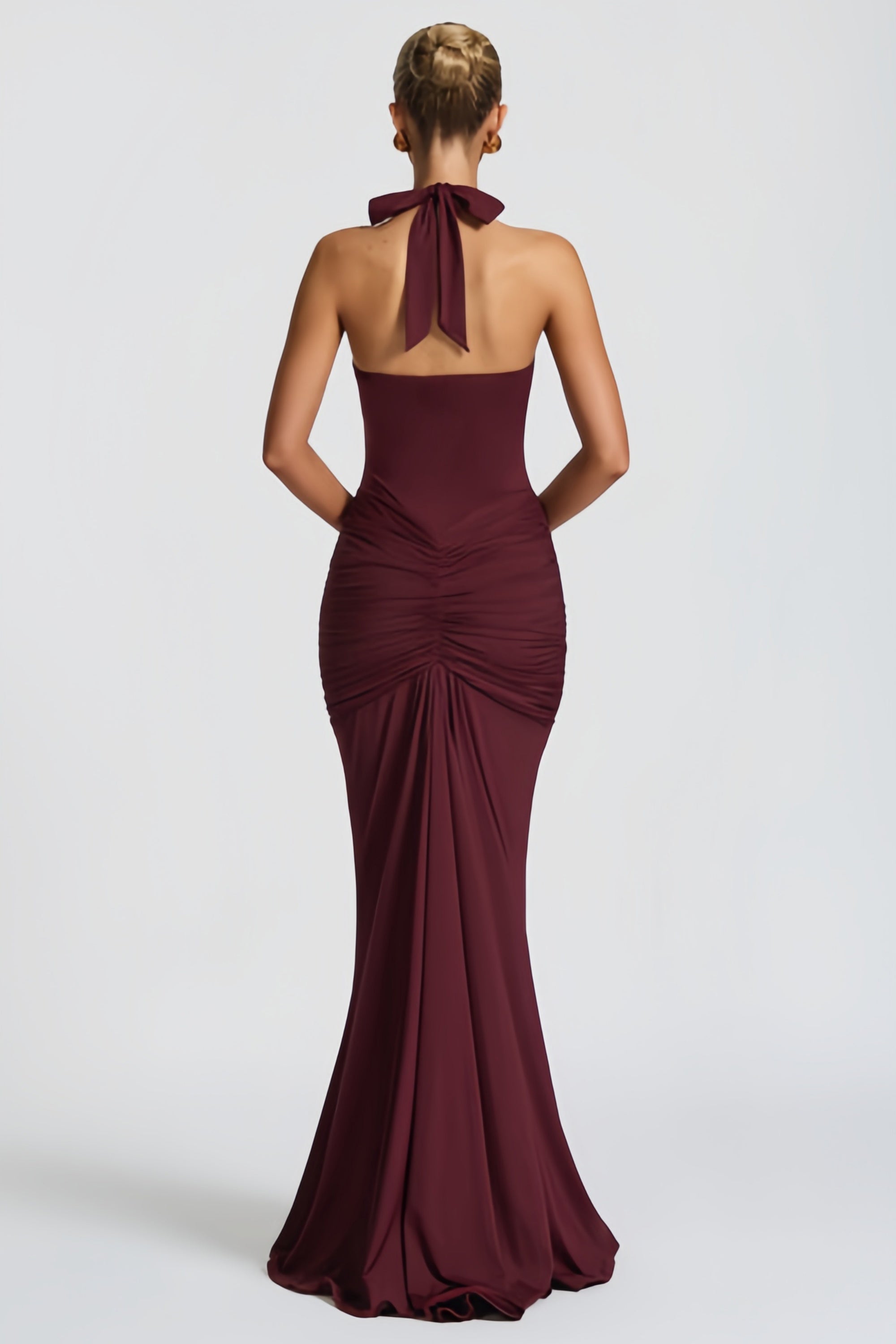 Vestido largo roseta en color cereza con escote halter y ruched, de la marca Babyboo Fashion.